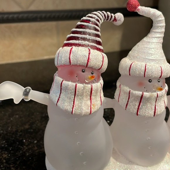 Three snowmen happily dancing in the sparkling snow with hats, mufflers & mitten - Picture 1 of 8